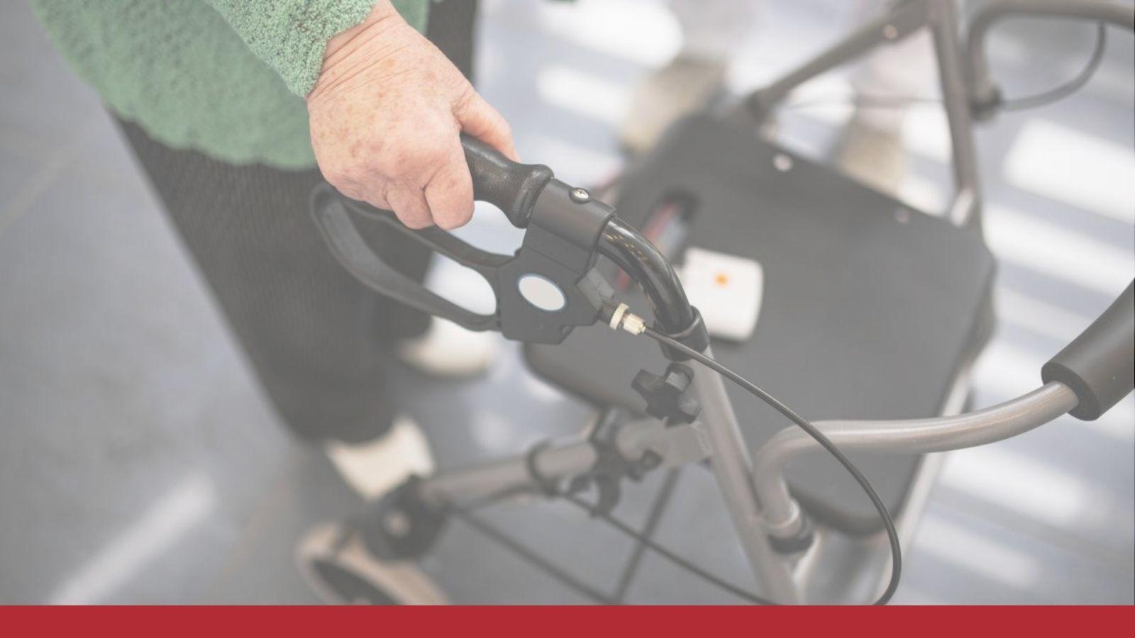 De ideale hoogte van een rollator | Mango Mobility | ID: rollator in vogelperspectief. Een senior iemand houdt de rollator vast.